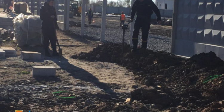 В Николаеве ставили забор и нашли артснаряды (ФОТО)