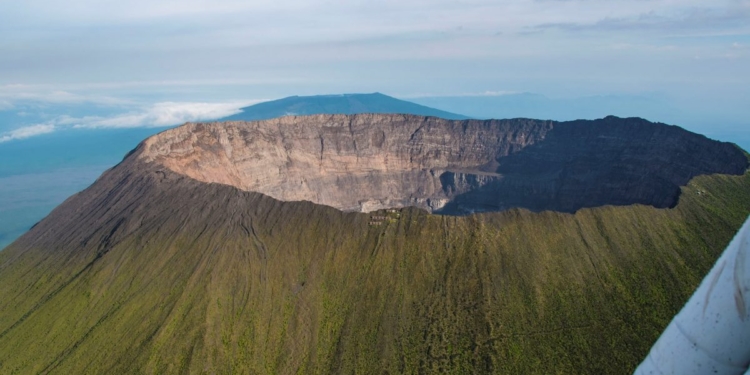 Украинские вертолетчики доставили вулканологов к кратеру действующего вулкана в Конго (ФОТО)