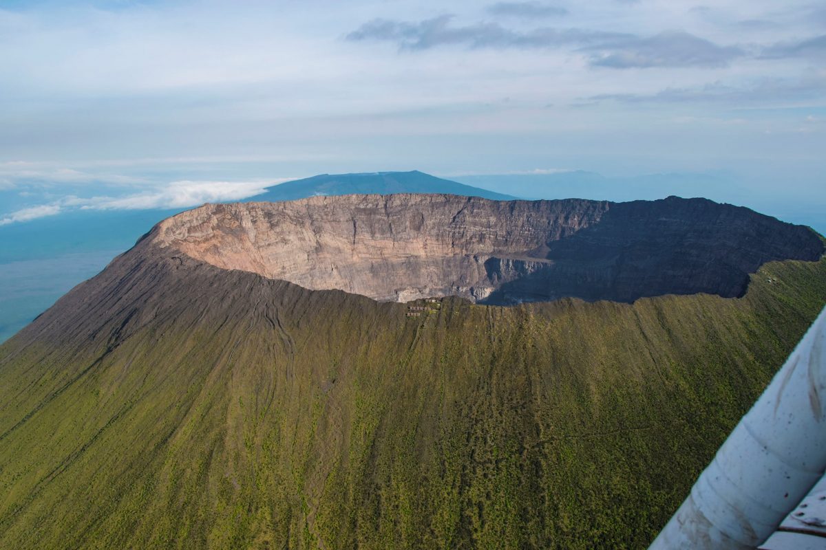 Украинские вертолетчики доставили вулканологов к кратеру действующего вулкана в Конго (ФОТО)