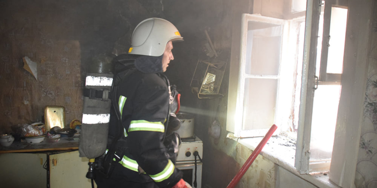 В Николаеве горел жилкоп – пожарные спасли 82-летнюю женщину (ФОТО)