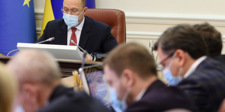 КМУ увеличил расходы на лечение COVID-19 через «пакеты» НСЗУ