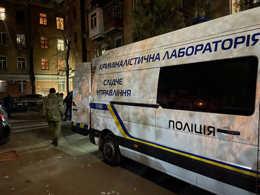В центре Николаева поздним вечером стреляли: один человек убит, второй ранен, найдено охотничье ружье (ФОТО) 1