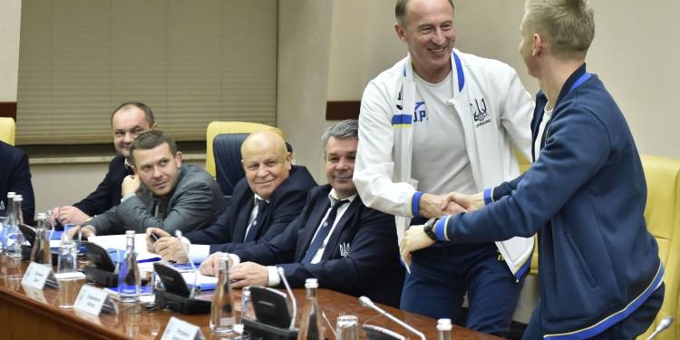 Новым главным тренером национальной сборной по футболу стал Александр Петраков