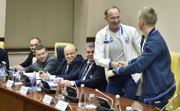 Новым главным тренером национальной сборной по футболу стал Александр Петраков