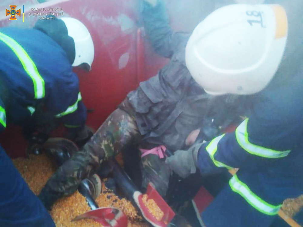 В Николаевской области мужчина попал ногой в зернопогрузчик - вызволяли спасатели (ФОТО) 1