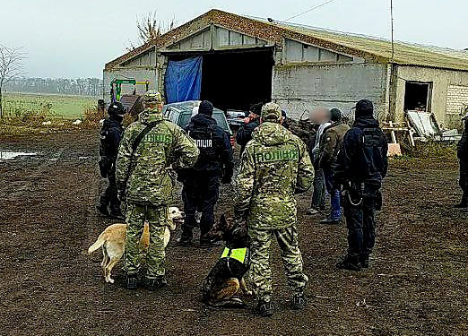 И оружие, и наркотики с оборудованием для их производства: полиция Николаевщины провела обыск (ФОТО, ВИДЕО)