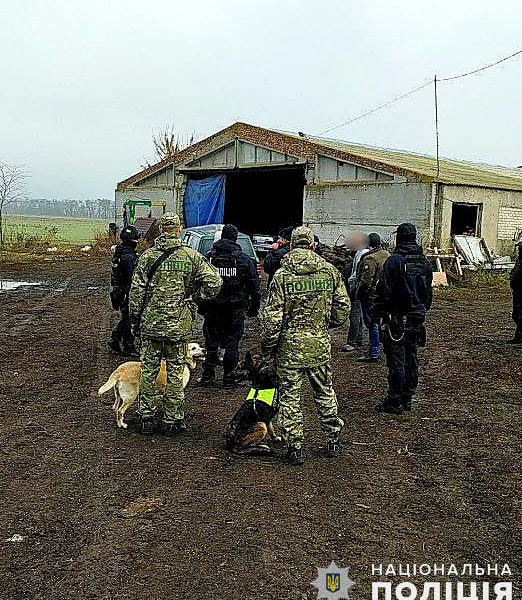 И оружие, и наркотики с оборудованием для их производства: полиция Николаевщины провела обыск (ФОТО, ВИДЕО)