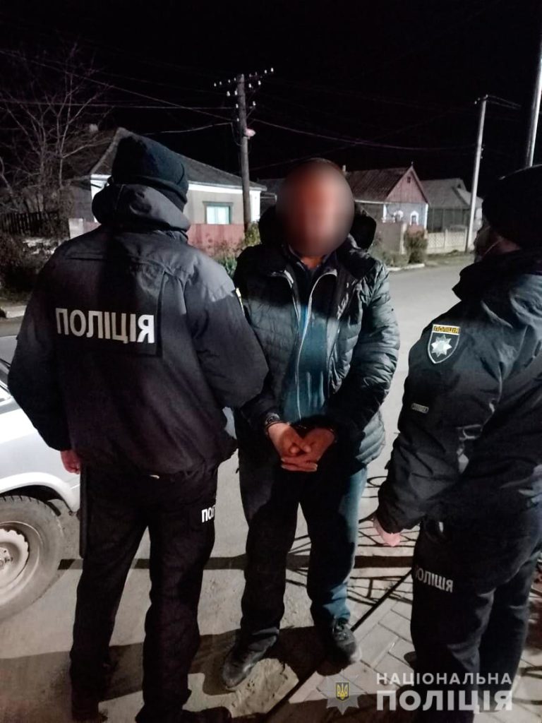 В Веселиново пьяный мужчина побил полицейского и повредил полицейское авто (ФОТО) 1