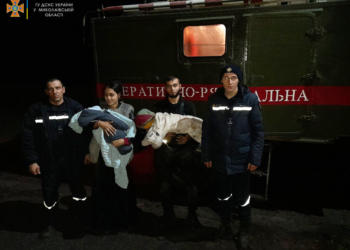 На Николаевщине в грязи застрял автомобиль, в котором ехала семья с двумя маленькими детьми. На помощь пришли спасатели (ФОТО)