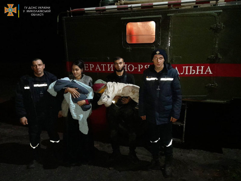 На Николаевщине в грязи застрял автомобиль, в котором ехала семья с двумя маленькими детьми. На помощь пришли спасатели (ФОТО)