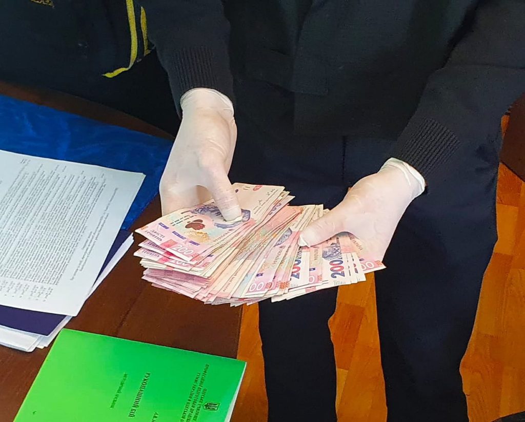 В Николаевской области задержали мужчину, который пытался дать 15 тыс.грн. взятки полицейскому (ФОТО) 1