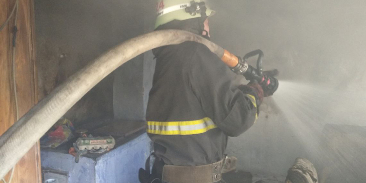 В Снигиревке тушили летнюю кухню, загоревшуюся из-за короткого замыкания