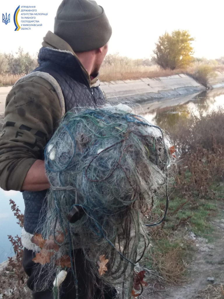 Николаевский рыбоохранный патруль изъял из водохранилищ 14 незаконных орудий лова и поймал на Ингульце браконьера (ФОТО) 1