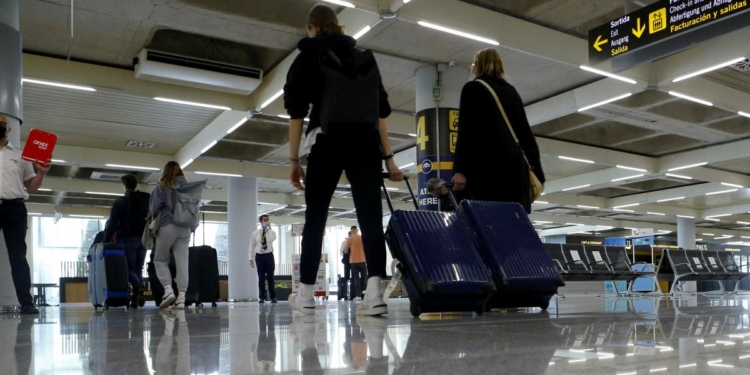 Только половину удалось отловить: в Испании с самолета сбежали 24 пассажира, которые придумали хитрую схему попадания в страну незаконных мигрантов (ВИДЕО)