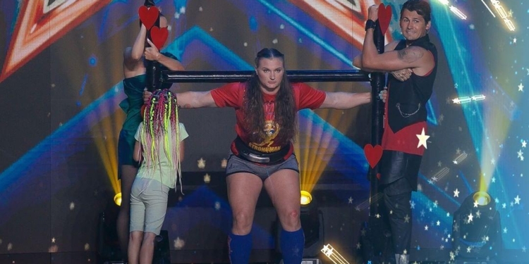 Самая сильная женщина планеты раздавила бедрами 5 арбузов за 36 секунд (ВИДЕО)