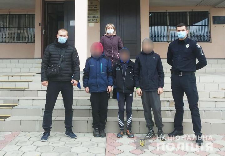Решили прогуляться: трех подростков, сбежавших из Южноукраинского реабилитационного центра, полицейские разыскали в Кавунах 1