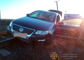 На Николаевщине Volkswagen вылетел на железнодорожные пути и застрял: водитель госпитализирован (ФОТО)