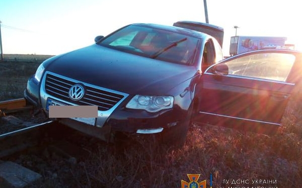 На Николаевщине Volkswagen вылетел на железнодорожные пути и застрял: водитель госпитализирован (ФОТО)
