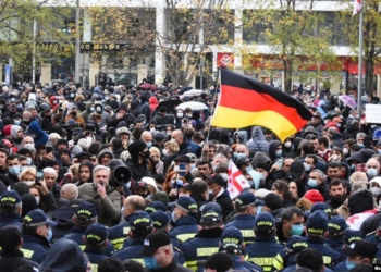 В Грузии начался суд над Саакашвили, но без его участия. Под судом митингуют его сторонники