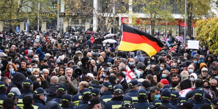 В Грузии начался суд над Саакашвили, но без его участия. Под судом митингуют его сторонники