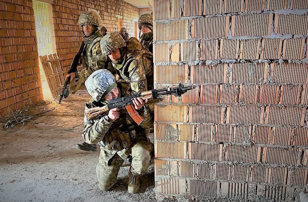 «Лазертаг» и стандарты НАТО: курсанты николаевской Школы морского пехотинца отработали тактику боя в городе (ФОТО) 19