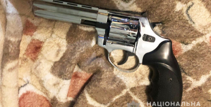 В Николаеве 20-летний парень заявил, что его подружка сама выстрелила себе в плечо из его пистолета