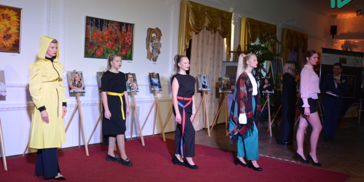 «NaSHi»: в Николаеве показали коллекцию одежды, разработанную начинающими дизайнерами с инвалидностью (ФОТО, ВИДЕО)