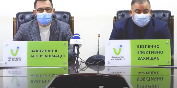 В Николаеве на станции переливания крови антивакцинаторы срывали маски с врачей (ВИДЕО)