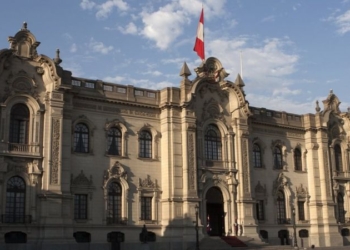 Глава офиса президента Перу спрятал деньги в ванной президентского дворца