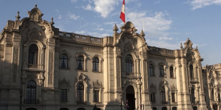 Глава офиса президента Перу спрятал деньги в ванной президентского дворца