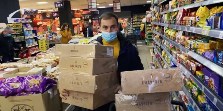 Просроченное мясо и конфеты, плесень и засохшие фрукты. Что показала  проверка трех николаевских супермаркетов (ВИДЕО)