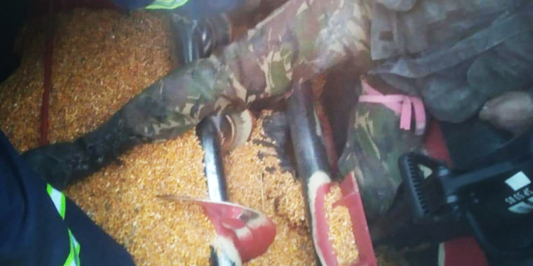 В Николаевской области мужчина попал ногой в зернопогрузчик – вызволяли спасатели (ФОТО)