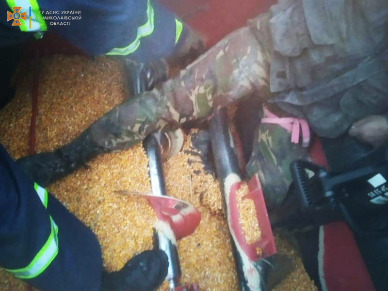 В Николаевской области мужчина попал ногой в зернопогрузчик — вызволяли спасатели (ФОТО)