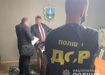 В Николаевской области полицейские разоблачили главу ОТГ на взятке в 20 тыс.грн. за выдачу документов (ФОТО)