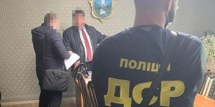 В Николаевской области полицейские разоблачили главу ОТГ на взятке в 20 тыс.грн. за выдачу документов (ФОТО)