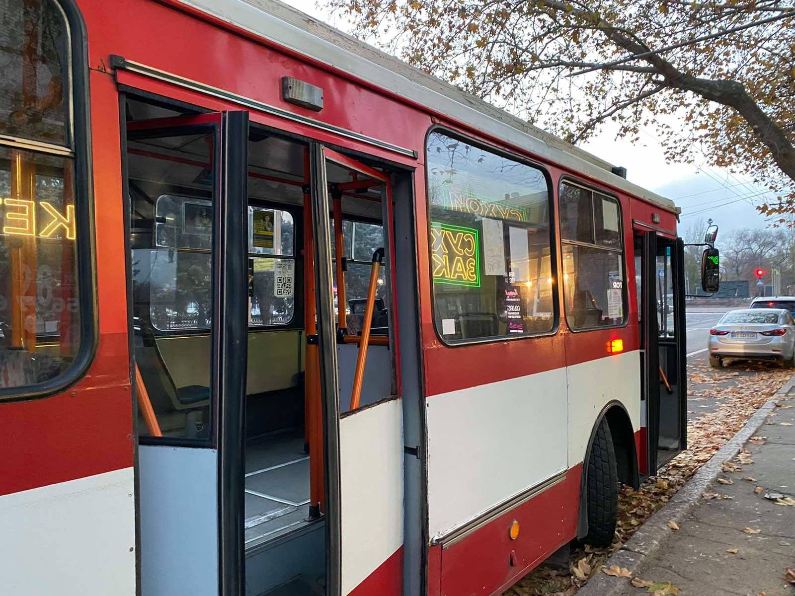 Хотел выйти на ходу? В Николаеве пассажир троллейбуса разбил стекло двери (ФОТО)