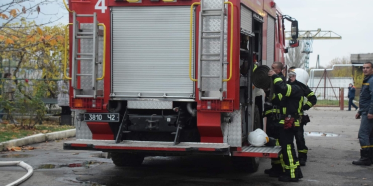 Горело на ж/д станции Николаев – тушили и спасатели, и команда пожарного поезда (ФОТО)