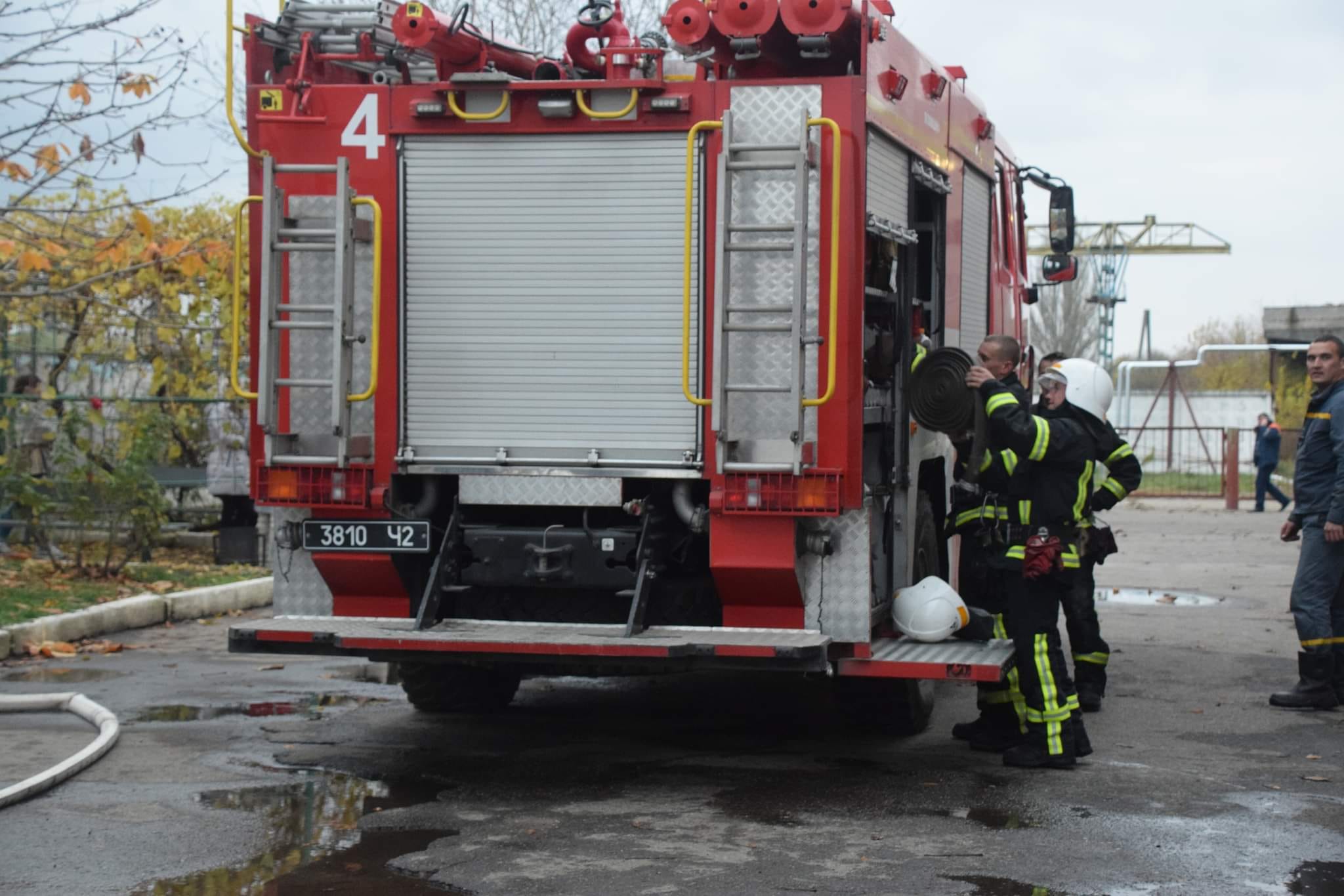 Горело на ж/д станции Николаев – тушили и спасатели, и команда пожарного поезда (ФОТО)
