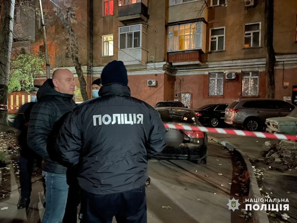 В центре Николаева поздним вечером стреляли: один человек убит, второй ранен, найдено охотничье ружье (ФОТО) 3