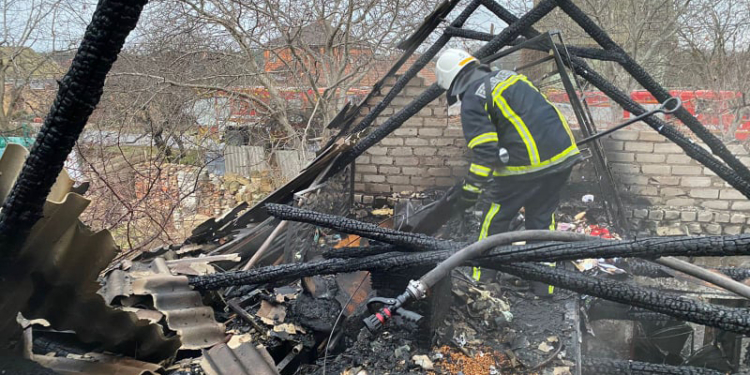 В Каменоватке сгорело 2 тонны соломы, в Николаеве – гараж, есть и один пострадавший с ожогами рук, которого госпитализировали (ФОТО)