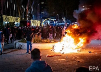 В Нидерландах протесты против карантина перешли в беспорядки, семеро раненых (ВИДЕО)