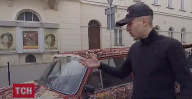 Львовский блогер сделал ковровый тюнинг своим "Жигулям": горожане в восторге, полицейские - нет (ВИДЕО) 1