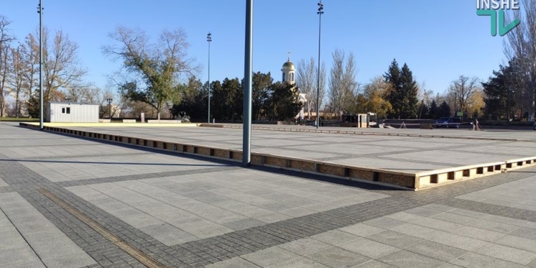 В Николаеве на Соборной площади устанавливают каток (ФОТО)