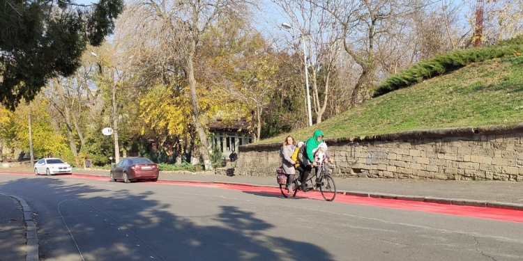 В Николаеве разметка велодорожки вызвала конфликт с владельцем ресторана: мнения горожан разделились