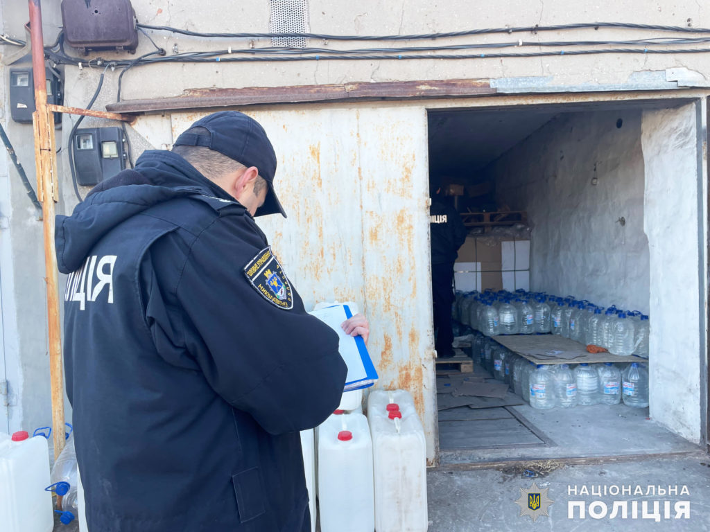 Николаевец устроил в гараже точку продажи контрафактного алкоголя: полиция изъяла 3000 литров 1