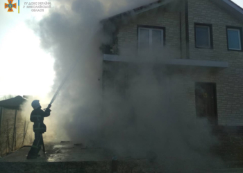 В Вознесенском районе сильно горел дом. Спасатели говорят, стройматериалы неправильные (ФОТО)
