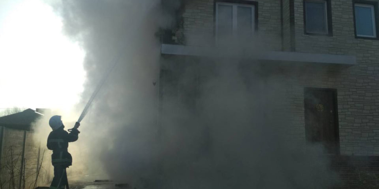 В Вознесенском районе сильно горел дом. Спасатели говорят, стройматериалы неправильные (ФОТО)