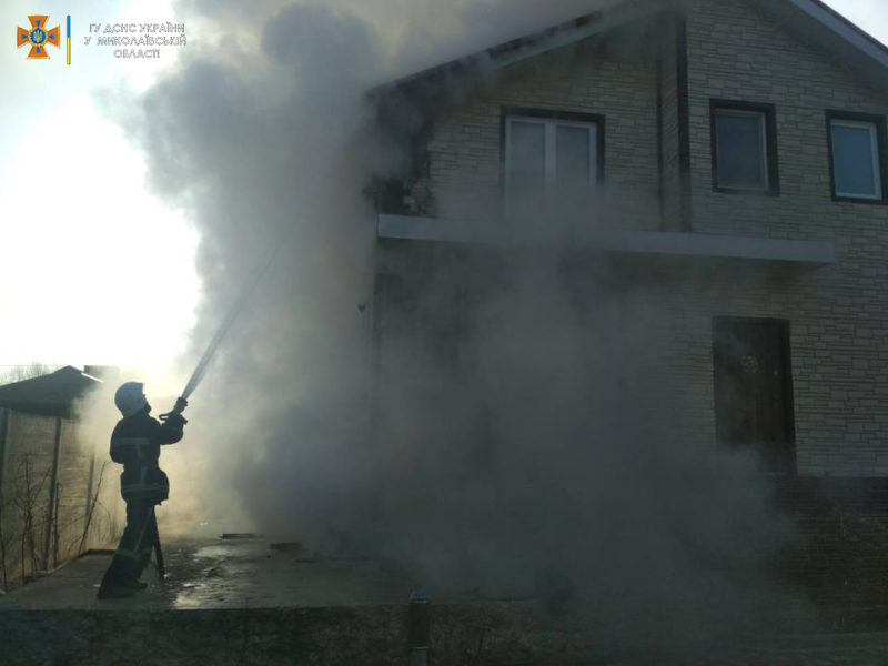 В Вознесенском районе сильно горел дом. Спасатели говорят, стройматериалы неправильные (ФОТО)