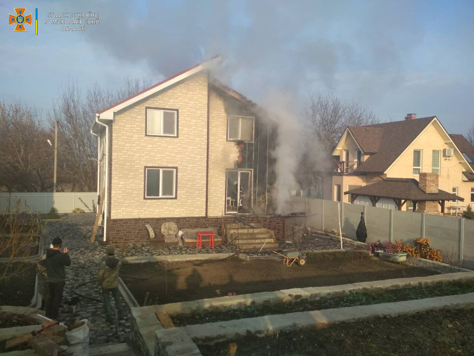 В Вознесенском районе сильно горел дом. Спасатели говорят, стройматериалы неправильные (ФОТО) 3