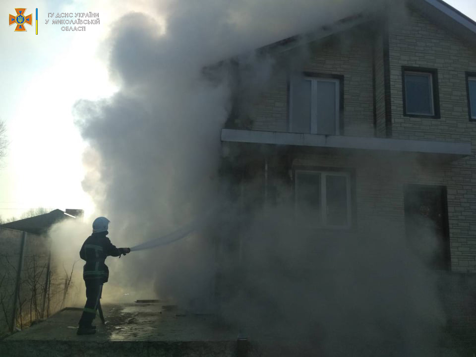 В Вознесенском районе сильно горел дом. Спасатели говорят, стройматериалы неправильные (ФОТО) 5